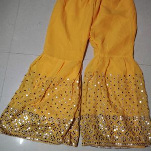 Chikne Kari Kurti Sarara Set