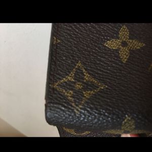 Imitation Leathered Louis Vuitton Chain Holder