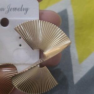 Premium Quality GOLD PLEATED Stylish Ear Rings