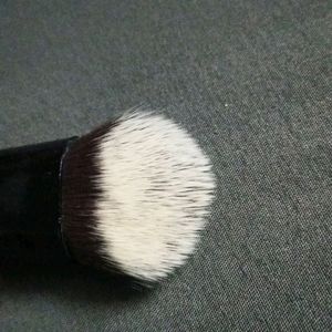 Cuffs N Lashes Foundation Brush F013