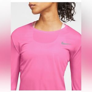 NIKERound-Neck T-shirt with Thumb Hole