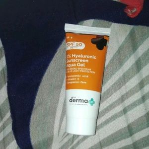 Derma Co.1% Hyaluronic Sunscreen Spf50