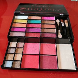 Shryoan Makeup Kit