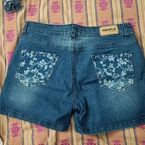 Aesthetic Shorts With White Embroidery