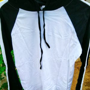 New Black An White T-shirt With Hood