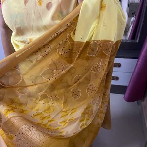 Saree With Unstitched Blouse Piece