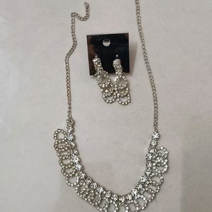 Beautiful Silver Short Necklace With Earrings.