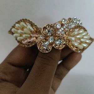 Hair Clip With Pearls And Stone