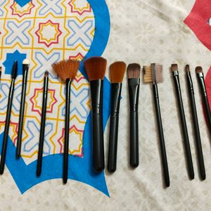 Set Of 12 Makeup Brushes 😍