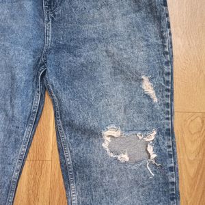 BAGGY DISTRESSED JEANS