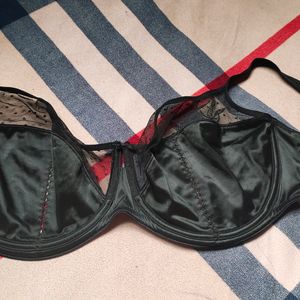 UK 40D 2 Bra Black And White