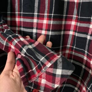 Cold shoulder shirt, checks black and red