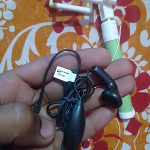 Selfie Stand And Headphone Free Offer