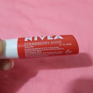 💥🆕️ Nivea Strawberry Shine Lip Balm 🍓