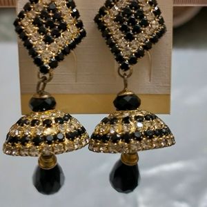 COLLECTION OF EARRINGS