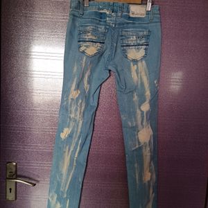 SUPER STYLISH TATTERED JEANS