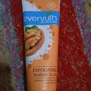 Everyuth Natural Walnut Scrub