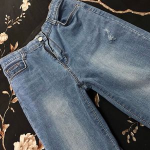 Lightly Washed Distress Jeans!!😍