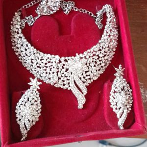 White Jwelry Set With Maangtika