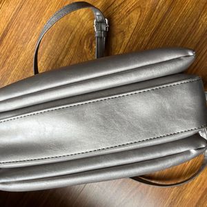 CAPRESE Sling Bag-multipocketed, Spacious 4 Women