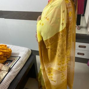 Saree With Unstitched Blouse Piece