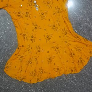 Beautiful Yellow Top. It Will Fit Size M AND L