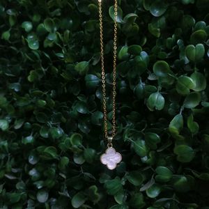 NEW CLOVER NECKLACE white available