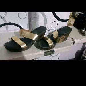 Black Heels Golden Patti 👠