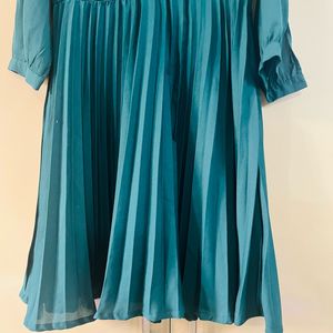 Dress with pleated pattern