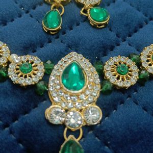 Diamond And Green Stones Choker With Earrings