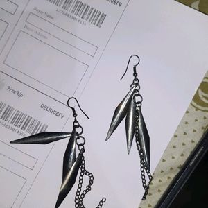 [New] Dangling Metal Earring Black