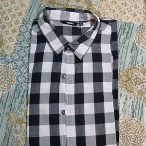 Full Sleeve Black And White Checks Shirt