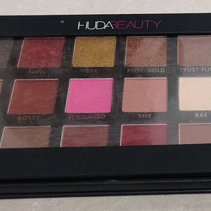 Huda Beauty Eye Shadow Palette.