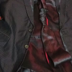 4 Pis Suit Like New