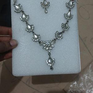 beautiful  necklace  and mangtika