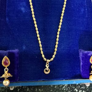 Gold necklace with a pair of earrings