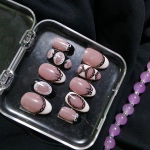 Pressonnails (Nude Coquette Nails)