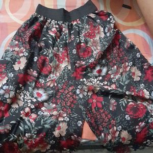 Beautiful black floral print polyester culotte...strachable elastic...no flaws...