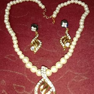 White Button Pearls Pendant Set