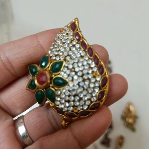 Beautiful Saree Pins Pack Of 11 .