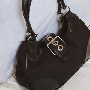 CLASSY CORE SLING BAG