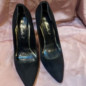 Black Heeled Shoes With Golden Touch