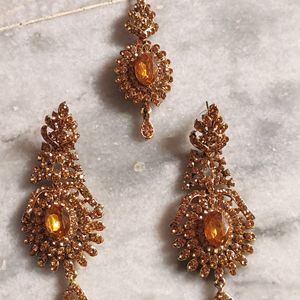 Earrings With a Maangtika