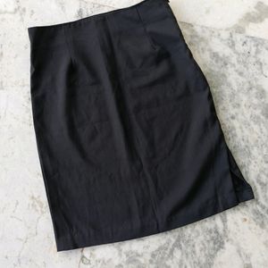 Black mini skirt with side slit