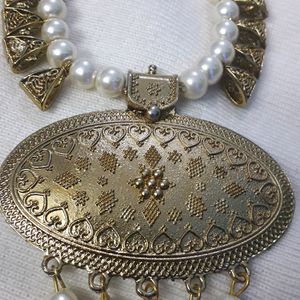 New Necklace With Pearl N Golden Combination