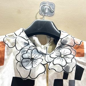 RABeautiful Shirt With Embroidered Flower Collar