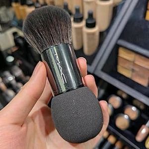 MAC foundation duo brush