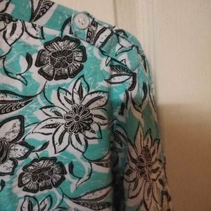 Very Pretty Floral Top Women