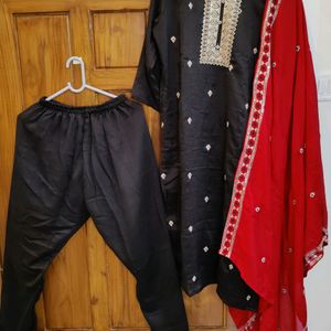 BRAND NEW, Black 🖤 Suit Set With Dupatta