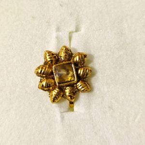 GOLDEN DIAMOND PRESSED NOSE PIN